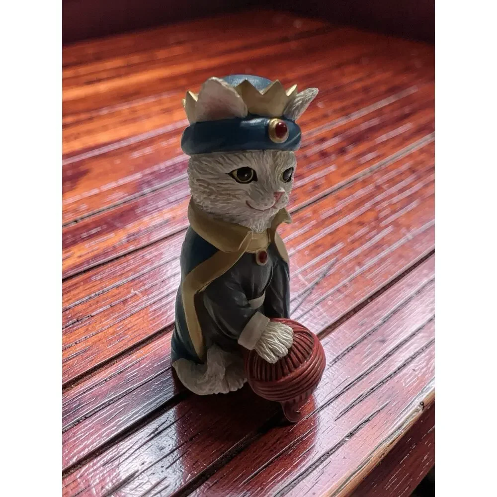 Hawthorne Village Purr-fect Christmas Pageant Cat Figurine King Yarn